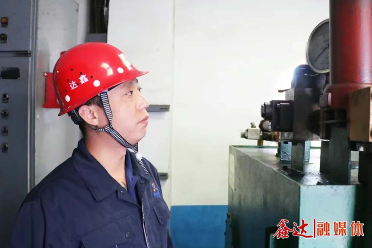 鑫達故事丨沈征：胸藏浩氣馭風勢，汗浸青衫鑄鐵魂！